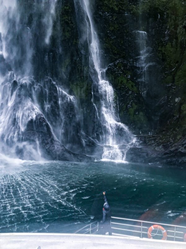 Thomas im Milford Sound Wasserfall
